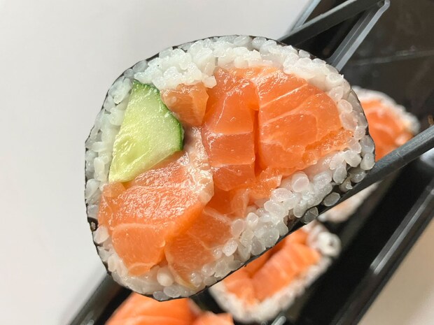 【ロピア】とそっくり!?【生鮮市場TOP】853円「具！具！具！太巻き」口の中がサーモンでいっぱいで、至福！の画像8