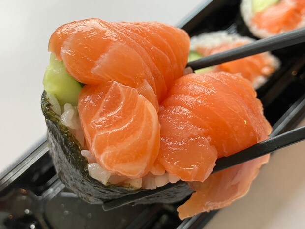 【ロピア】とそっくり!?【生鮮市場TOP】853円「具！具！具！太巻き」口の中がサーモンでいっぱいで、至福！の画像9