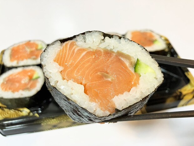 【ロピア】とそっくり!?【生鮮市場TOP】853円「具！具！具！太巻き」口の中がサーモンでいっぱいで、至福！の画像12