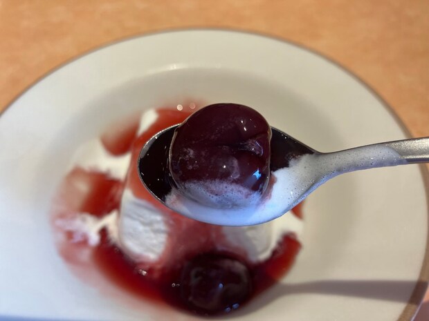 【サイゼリヤ】「店舗限定」新メニュー450円「チェリーソースのミルクジェラート」食べたら、果肉がスゴい！の画像5