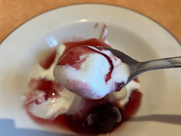 【サイゼリヤ】「店舗限定」新メニュー450円「チェリーソースのミルクジェラート」食べたら、果肉がスゴい！の画像6