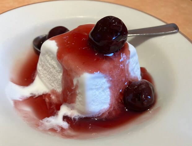 【サイゼリヤ】「店舗限定」新メニュー450円「チェリーソースのミルクジェラート」食べたら、果肉がスゴい！の画像3