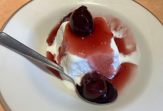 【サイゼリヤ】「店舗限定」新メニュー450円「チェリーソースのミルクジェラート」食べたら、果肉がスゴい！の画像4