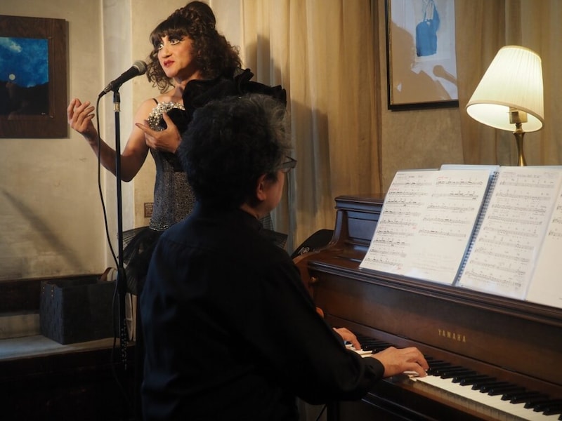 「同性が好き。でも誰にも言えない」一橋大卒→印刷大手で平日はスーツ、週末は”女王”に。