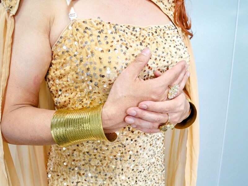 「同性が好き。でも誰にも言えない」一橋大卒→印刷大手で平日はスーツ、週末は”女王”に。