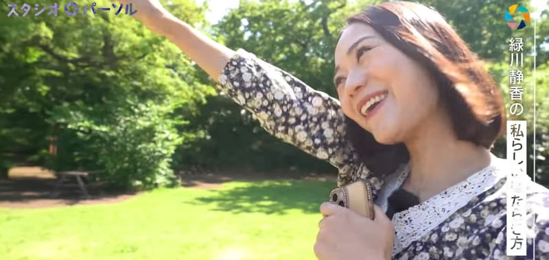 “副業”フリマアプリで1,800万円稼ぐ女優。極貧家庭で“雑草を食べて育つも「貧乏は財産」