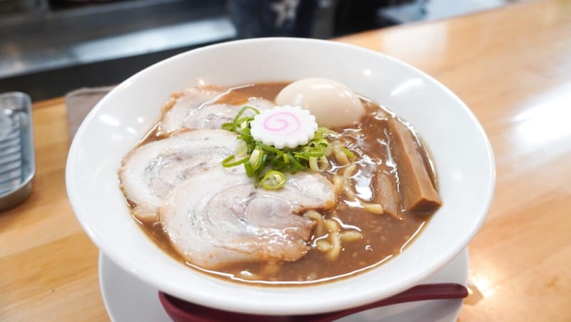 年収1,500万アパレル部長→株で全損→40歳から修行で“19時間待ち”の尼崎市ラーメン店主に。