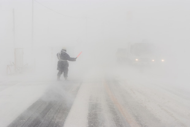 雪がもたらすホワイトアウトとは?発生しやすい場所や対処法を解説