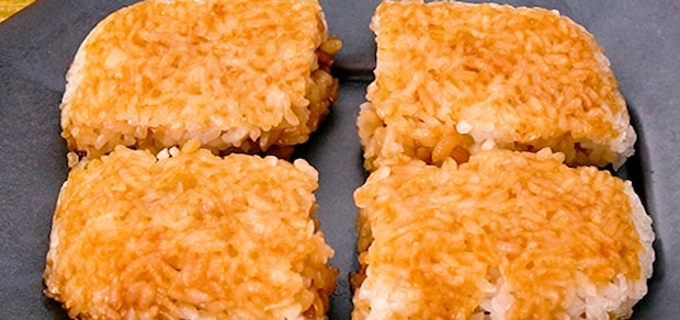 そのままで楽々！　パックのまま焼きおにぎり