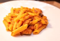 100円ショップで超ズボラ防災レシピ「トマトとサバの混ゆでペンネ」