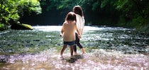 夏の川遊び、備えは万全？ そろえておきたい水辺の安全アイテム