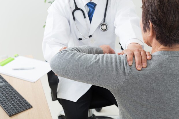 肩をもんでも治らないときの対処法