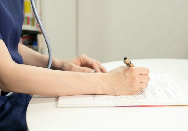 書類を書く医師
