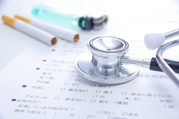 タバコと聴診器と問診票