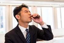 エナジードリンクの飲みすぎによる死亡例やカフェイン中毒の危険性を医師が解説