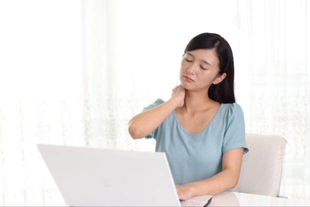 首の痛みが気になる女性