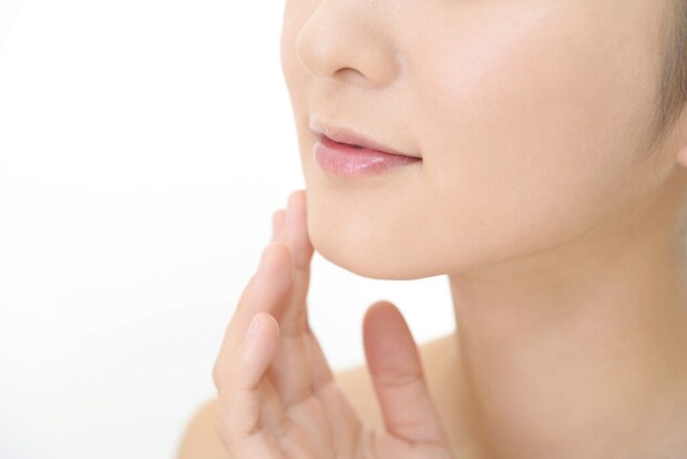 顎を触る女性