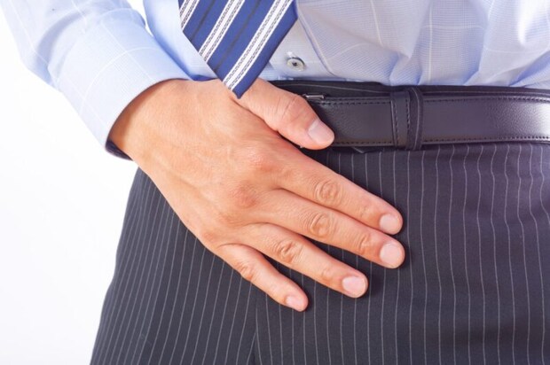 尿意を感じる男性