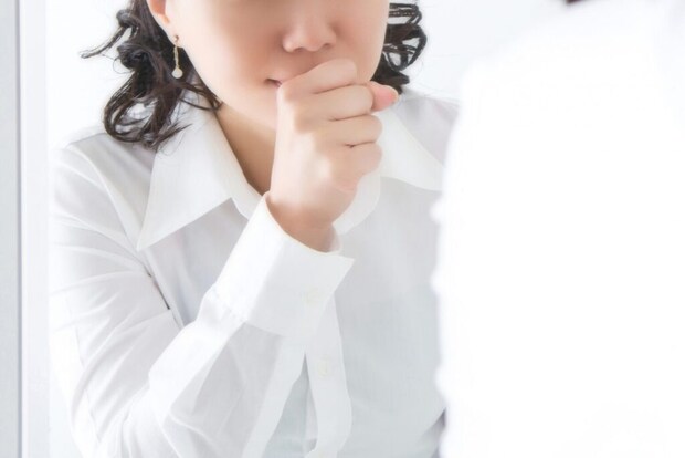 咳き込む女性