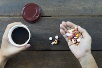 「コーヒーで薬を飲むのは危険！」その理由を薬剤師が解説