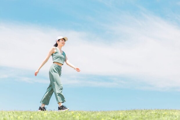 散歩をする女性