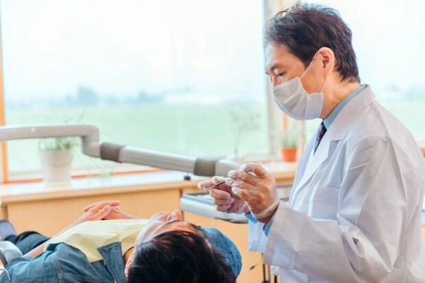 歯医者と男性患者