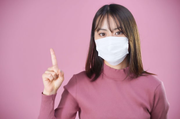 マスクをしてポーズをする女性