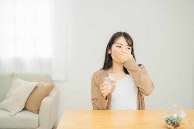 薬を飲む女性