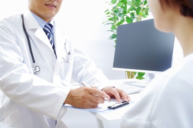 カウンセリングする医師