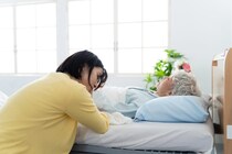 “介護疲れ”から“介護うつ”にならないために 介護のストレス・疲れを軽減する方法を介護福祉士が解説