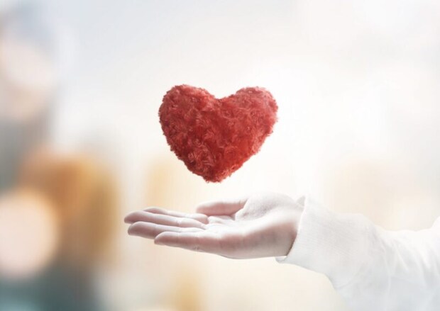 手に浮かぶハート