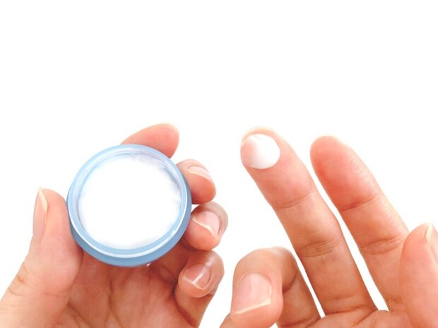 クリームを手に取る手