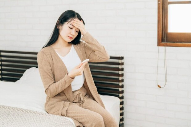 体温計を見る女性