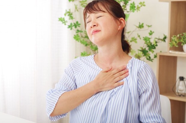 胸焼けがする女性