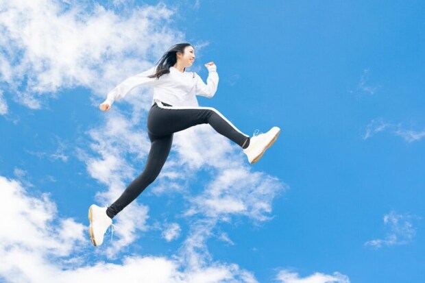 ジャンプする女性