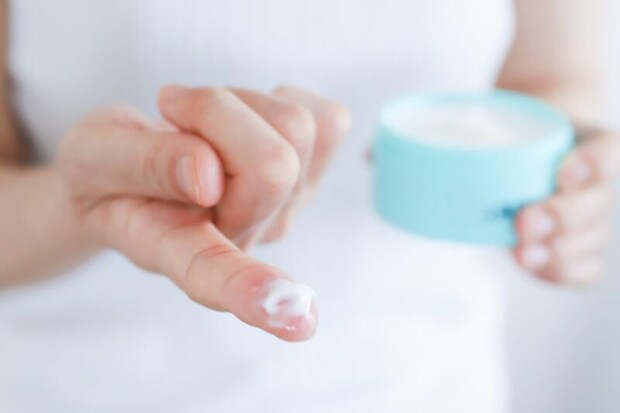 クリームをつけた指先