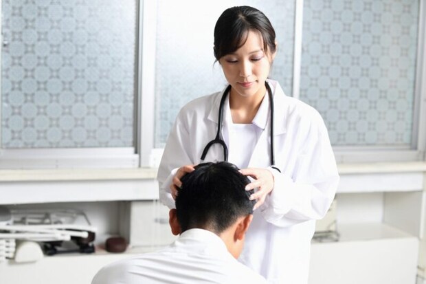 頭皮を見る医師