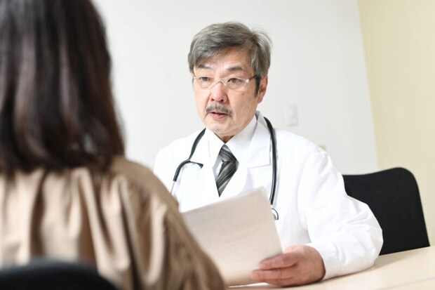 問診をする白衣を着たシニアの男性医師