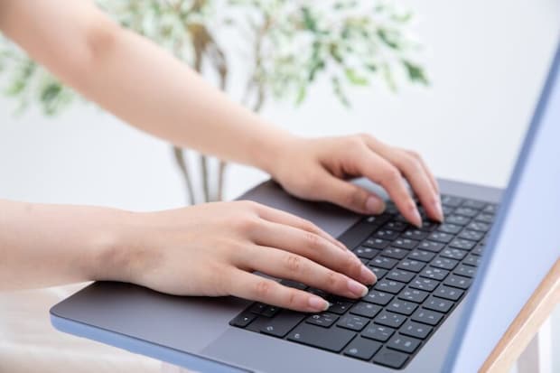 パソコンで調べ物をする女性