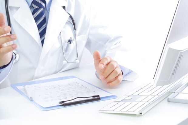 手振りで話す医者