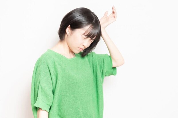 頭痛に悩む女性
