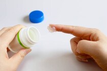 【薬剤師監修】「ワセリン」の効果や正しい使い方は？ 乾燥肌を予防するための使用方法