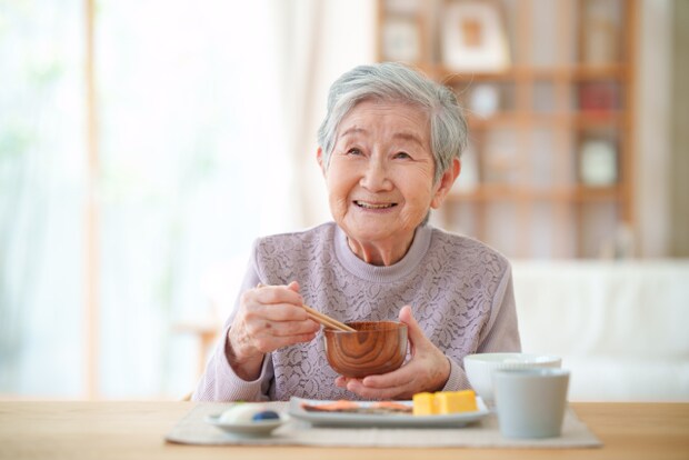 認知症の患者さんが抱える食事の課題と食べ方の工夫、食生活の注意点を解説