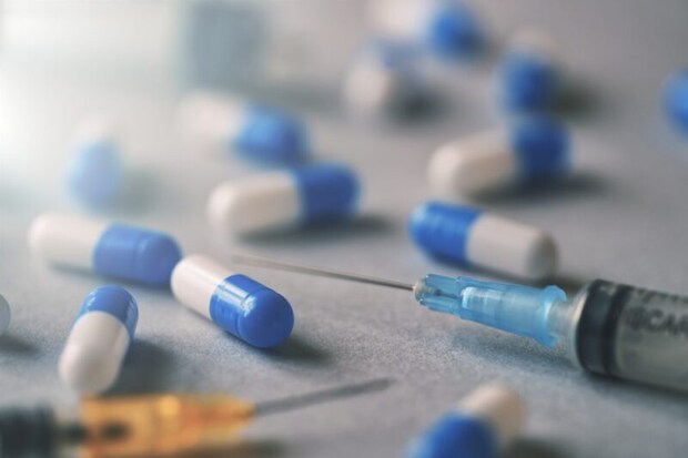 注射器とカプセル