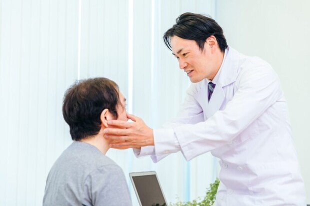 目を診察する医者