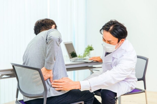 診察する男性医師