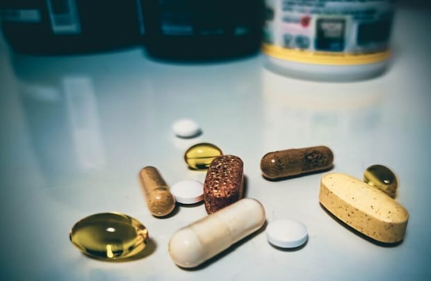 サプリメントと薬の錠剤