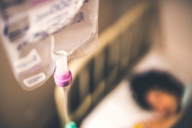 崖っぷちにあるゴルフボール