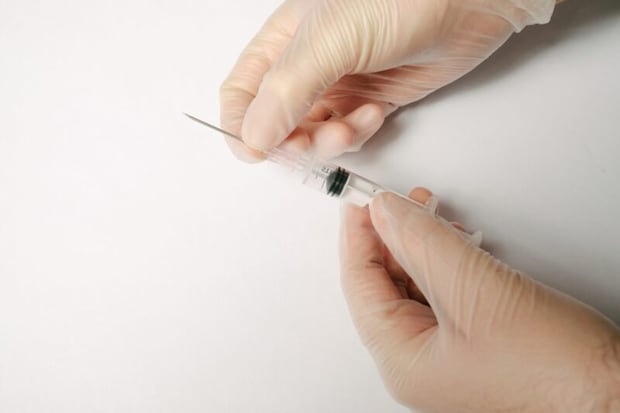 注射器を持つ手