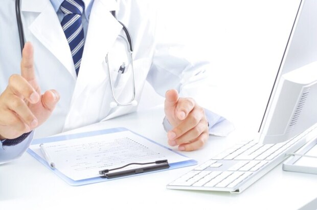 説明をする医師